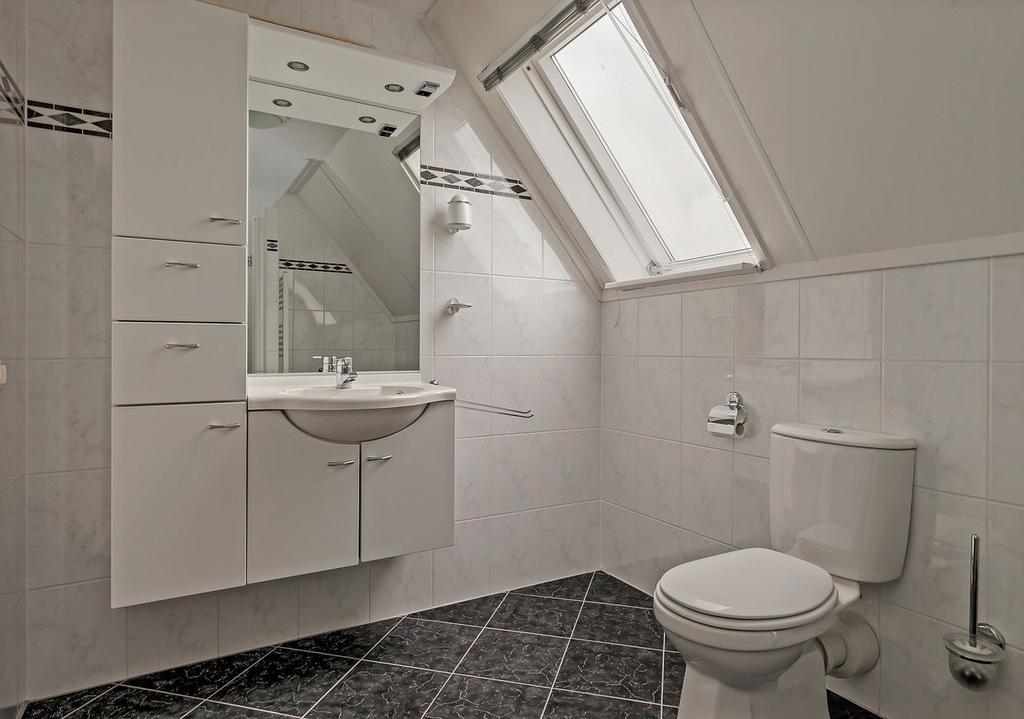 Sanitaire voorzieningen Op de eerste verdieping is een ruime badkamer aanwezig
