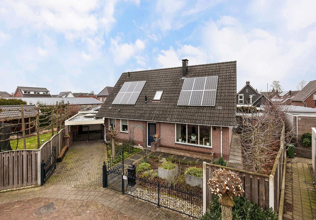 Kenmerken Inhoud woning: 565 m³ Woonoppervlakte: 150 m² Perceeloppervlakte: 438 m² Bouwjaar: 2001 Een uniek een zeer rustig gelegen, grote vrijstaande woning!