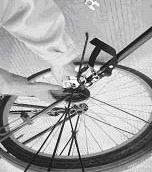 BEVESTIGEN VAN DE AANHANGER AAN DE FIETS Maak de fietsas aan de achterkant van uw fietswiel los, bevestig het verbindingsstuk op de as en fixeer deze weer