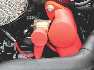 Hoofdstuk 2 - Vertrouwd raken met uw motorinstallatie Een 90A-zekering bij de vlamdover beveiligt de motordraadboom bij elektrische overbelasting.