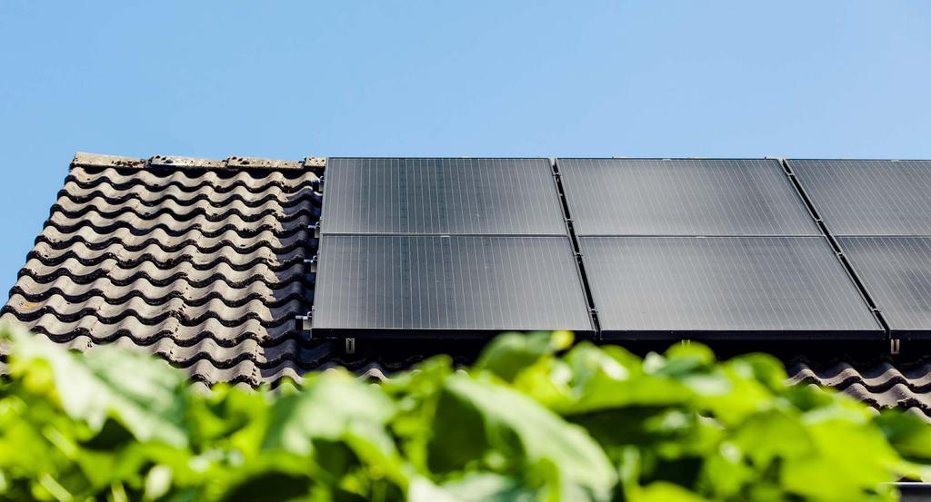 Zelf stroom maken in 5 stappen 1. Bekijk of uw dak geschikt is voor zonnepanelen Op onze website ziet u direct hoe geschikt uw dak is voor zonnepanelen.