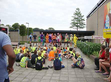 Als ik andere jaren op zaterdagmorgen bij de Zuider kerk sta om wat foto s te maken van de vertrekkende groep, en de leiding zich presenteert, denk ik wel eens: arme kinderen.