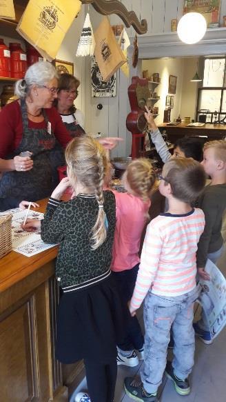 Museumbezoek groep 4/5 Woensdag 3 oktober zijn de leerlingen van groep 4/5 naar museum Joure geweest om deel te nemen aan de theefabriek.