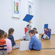 Bij een schilderij van Constant geven de kinderen hier tips over, terwijl ze niet veel later dansen van vreugde bij een schilderij van Kirchner.