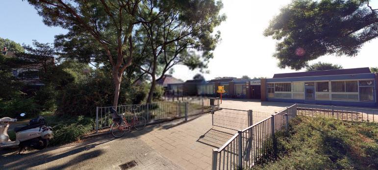 Het schoolplein van de RKBS DE Horizon is gelegen aan een relatief besloten binnengebied.