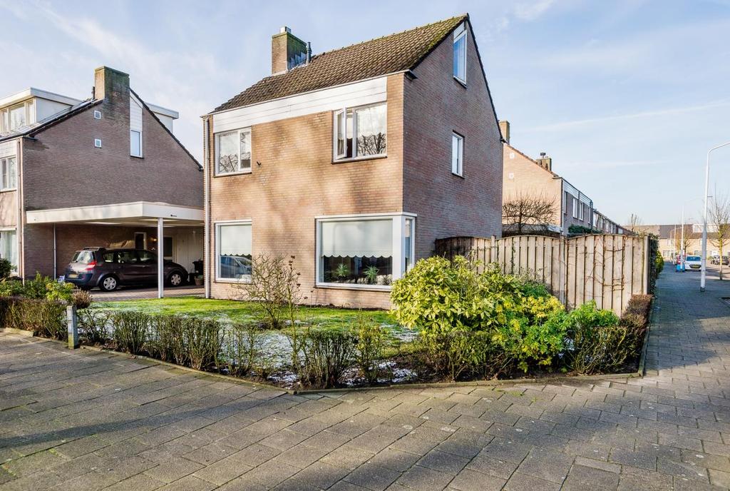 Vraagprijs 359.000,= k.k. Een royale vrijstaand geschakelde woning met een carport en een verzorgde tuin met een vrije achterom.