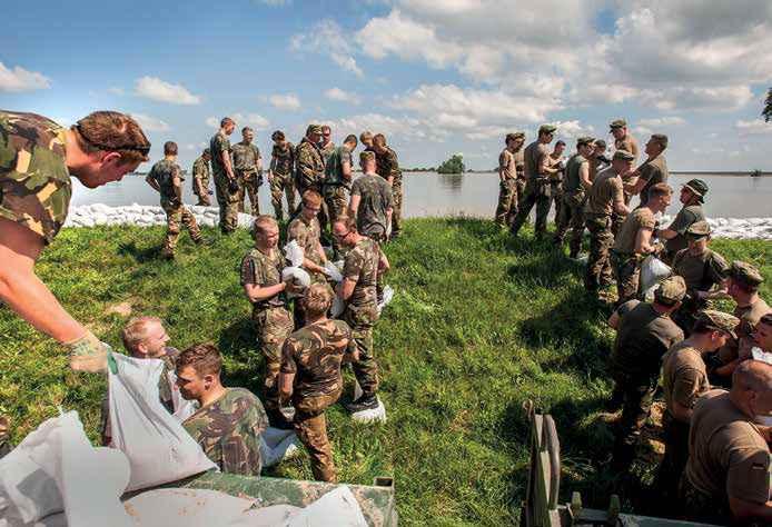 De complexiteit en omvang van de verschillende onderwerpen, de personele uitdagingen en de diverse (financiële) problemen bij Defensie, zijn hiervoor de belangrijkste oorzaken.