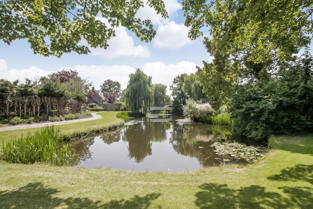 Wat een ruimte! Deze verzorgde en uitgebouwde tussenwoning heeft 4 slaapkamers en een circa 13 meter diepe achtertuin. Kindvriendelijk en rustig gelegen in een groene woonwijk in het hart van Wognum.