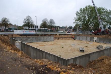 Plaatsen van keerwanden en betonputten (indien van toepassing) Bij het plaatsen van de betonnen keerwanden moeten de volgende zaken in acht worden genomen: De keerwanden kunnen met de voet naar