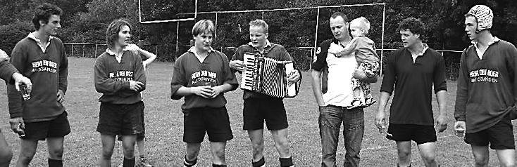 Afgelopen zondag ( oktober) is onze penningmeester Mark druk bezig geweest met het maken van de verwarming. En niet zonder resultaat; de kachel in de club doet het weer naar behoren.