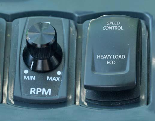 1 2 Standaard is de joystick uitgerust met een zelfversnellend systeem, waarmee hydraulische bewegingen van de giek sneller uitgevoerd kunnen worden, wat de prestaties verbetert.
