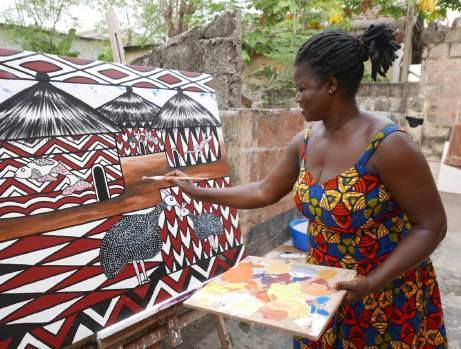 Faustina Nsoh uit Noord-Ghana bezoekt het Wereldpaviljoen Steyl De artistiek leidster van het kunstenaarscollectief SITRA (lokale traditionele kunst) Faustina Nsoh uit het Noord-Ghanese dorpje