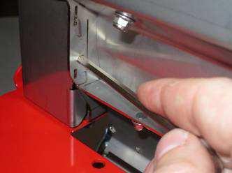 Steek een 4 mm inbussleutel door de opening 1 (afb.