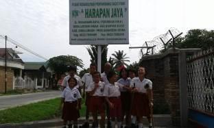 school op het eiland Siberut Sekolah Luar Biasa Karya in Ruteng Flores inrichting timmerwerkplaats bij instituut voor doven en blinden Weeshuis Pius IX Sumatra aanleg