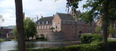 Na het 2 e kasteel, Kasteel de Haar, hebben we een koffiestop gehouden bij Starbucks/AC Restaurant de Meern, dat deed de mens