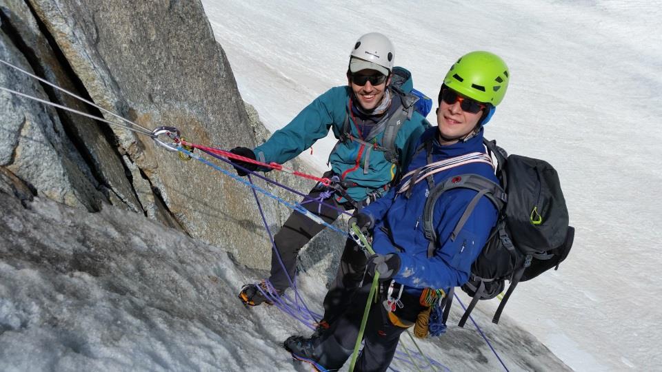 CURSUS ALPINISME De cursus Alpinisme draait om kennis en ervaring opdoen. Je leert de belangrijkste technieken en theorie zodat je alle basiskennis in huis hebt. Met deze kennis ga je aan de slag.