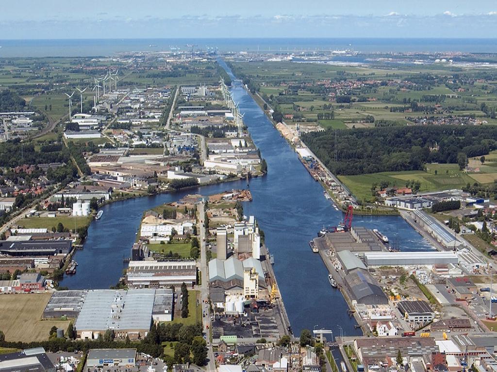 In de beginjaren bleef het scheepvaartverkeer ontgoochelend laag: jaarlijks ontving Zeebrugge maar 200 à 250 schepen.