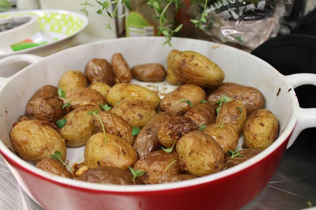 Doe de aardappeltjes in een ovenschaal. 3. Pel en rasp de knoflook en gember.