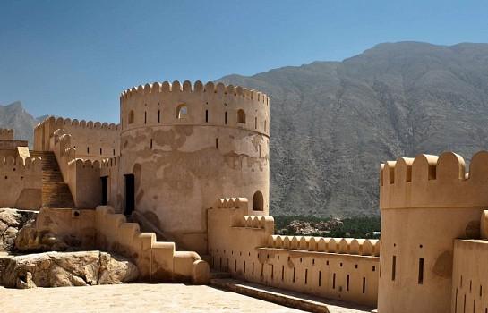 OMAN De geheimen van de Sultan REF: 429 REISBESCHRIJVING - Nizwa - Jabrin - Jebel Shams - Jebel Akhdar - - Sur - - Wadi Tiwi - Suwayh - Nakhal - Wadi Abhyad - INTRODUCTIE Het is een afwisselend