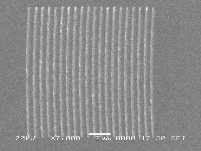Hoofdstuk 4. Fabricage van metalen nanostructuren Figuur 4.8: Elektronenmicroscoopafbeelding van roosterkoppelaars die in Gent werden gefabriceerd. Boven: Bestraling met dosis 312µC/cm 2.