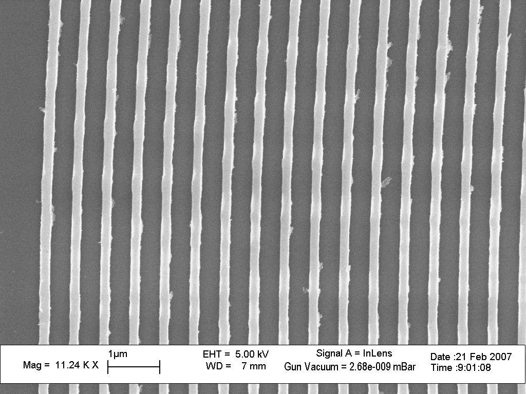 Hoofdstuk 4. Fabricage van metalen nanostructuren het masker. Figuur 4.9 toont een elektronenmicroscoopafbeelding van een van de gefabriceerde testroosters in goud op SOI.