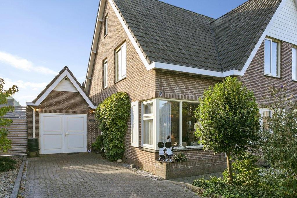 460 m3 groot, de garage nog eens ca. 130 m3.