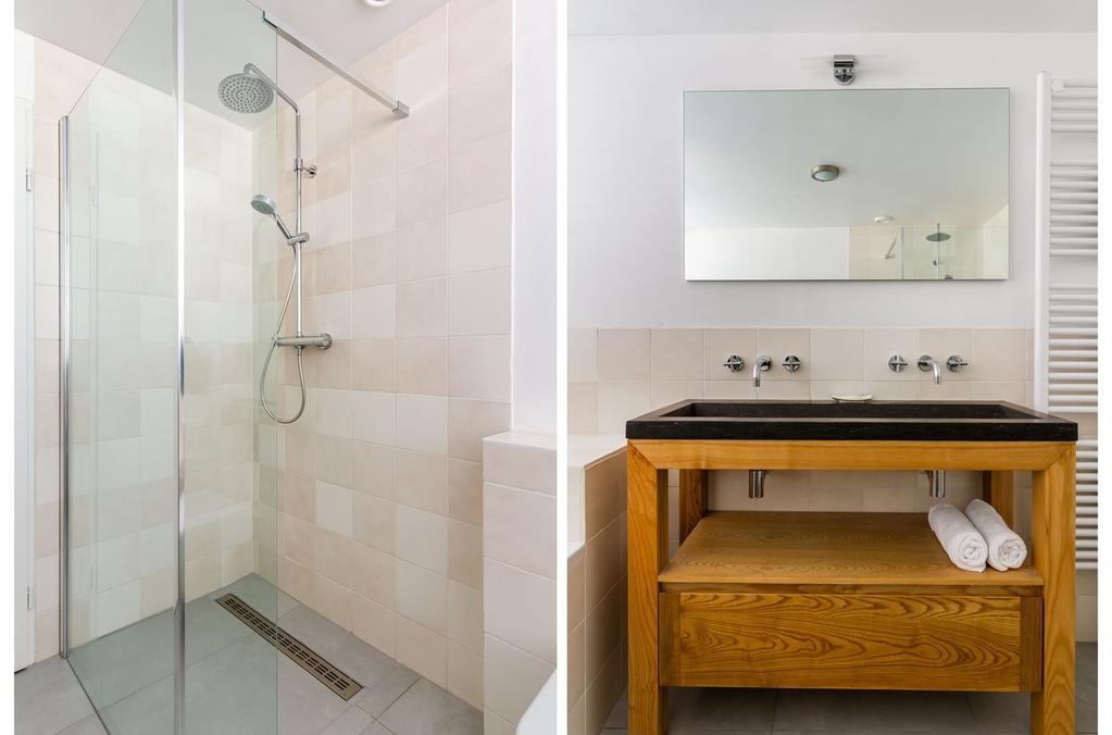 Ligging en indeling BADKAMER De luxe uitgevoerde badkamer met dakkapel is voorzien van: - een groot ligbad - een meubel met dubbele wastafel - een tweede toilet (hangend) - een inloopdouche WASRUIMTE