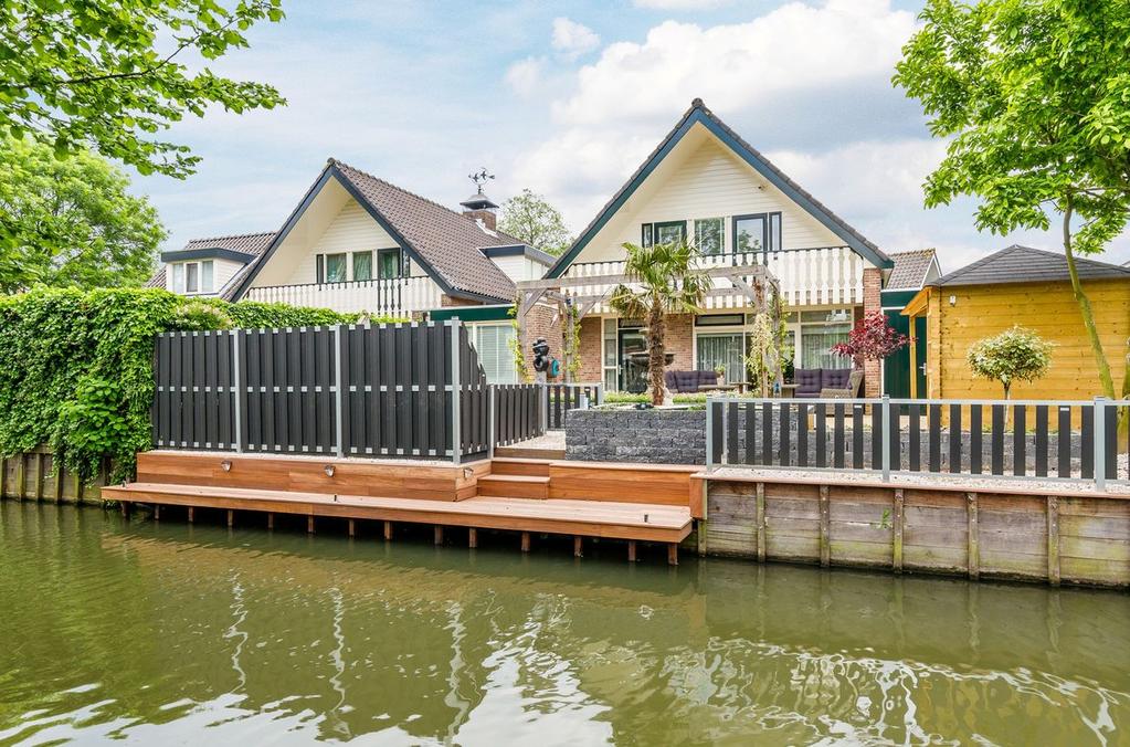 Ligging en indeling TUIN: De tuin is gesitueerd op het Westen. Dit houdt in dat u in de ochtenduren van de zon kunt genieten op het terras achter in de tuin.