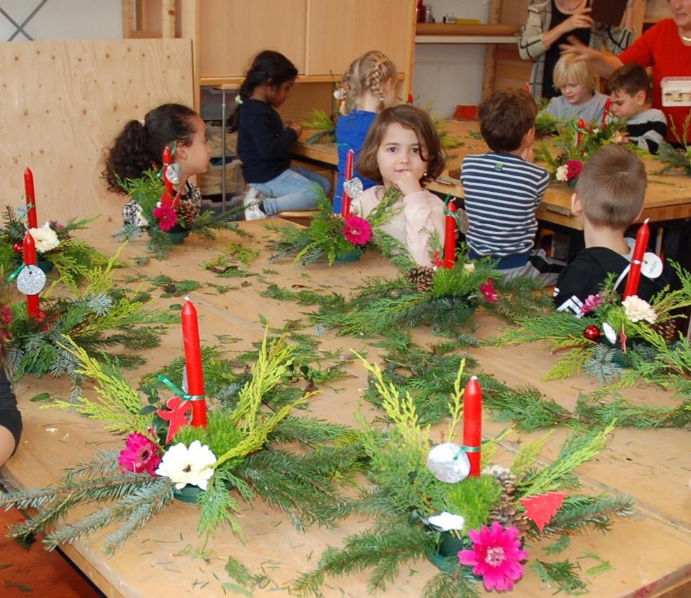 Kerststukjes Ook dit jaar zijn er weer kerststukjes gemaakt door de oudste kleuters en door de groepen 7. Juf Marianne Bakker, oud leerkracht op de Wilgenstam, komt hier elk jaar voor terug.