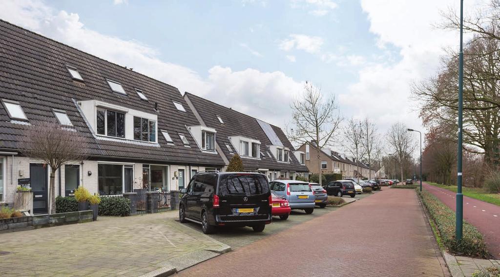 Daarnaast is de woning voorzien van vier volwaardige slaapkamers en een moderne badkamer. De keuken en badkamer zijn recent gerenoveerd en stijlvol afgewerkt.