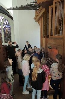 Een groepje gaat dan met meneer Jos naar het orgel, het andere groepje met meester Henk naar de