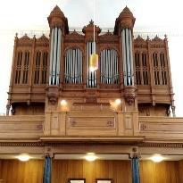 1890 gebouwd door de beroemde Franse orgelbouwer Cavaillé-Coll; en het orgel van de Nieuwe Kerk, in 1702 in opzet gebouwd door de