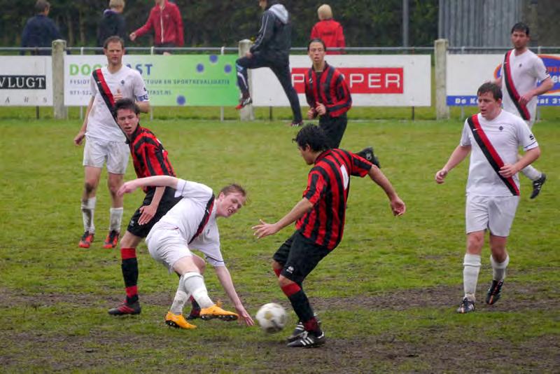 ROOD-ZWART, CLUBBLAD VAN R.K.V.V.TEYLINGEN TELEFOON 0252-214098 (CLUBHUIS) 5-5-2015 46E JAARGANG NO. 1886 Dramatisch Teylingen onderuit bij A.S.C. Afgelopen zondag kon voor Teylingen in één woord woorden samengevat: droevig.