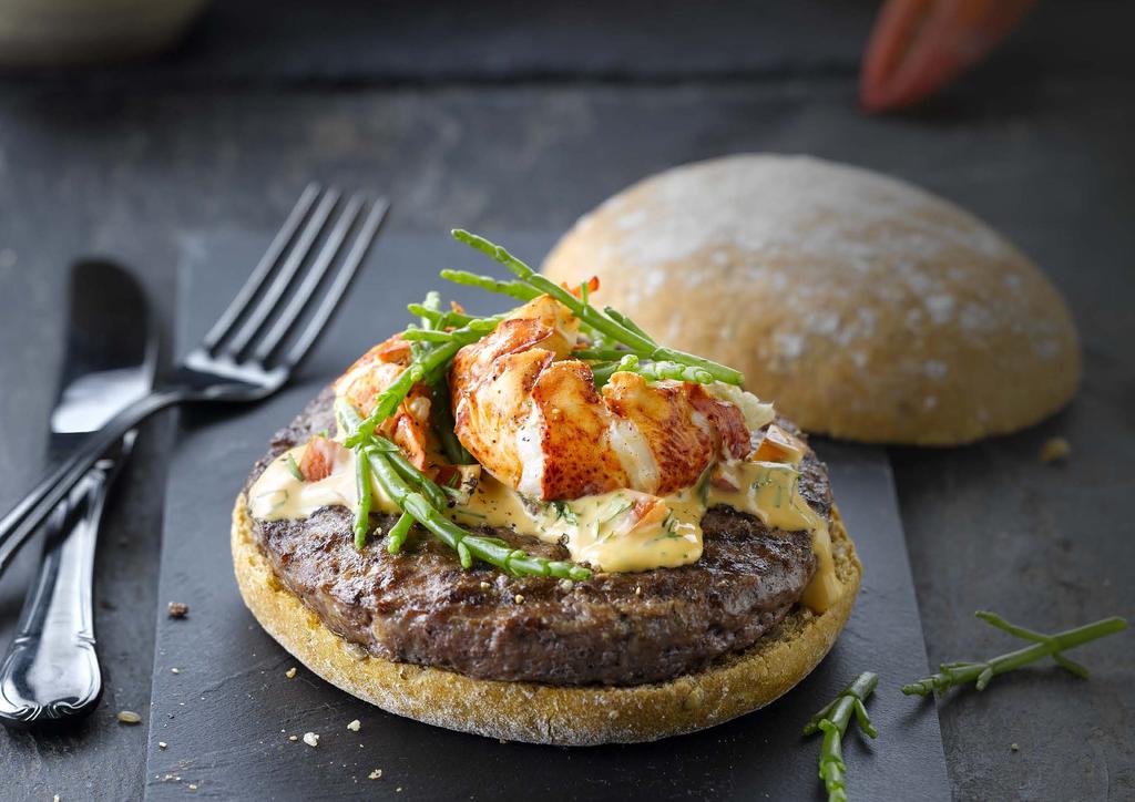 Het beste van de zee en het platteland in één burger. Kreeft, zeekraal, rundvlees en zalige cocktailsaus.