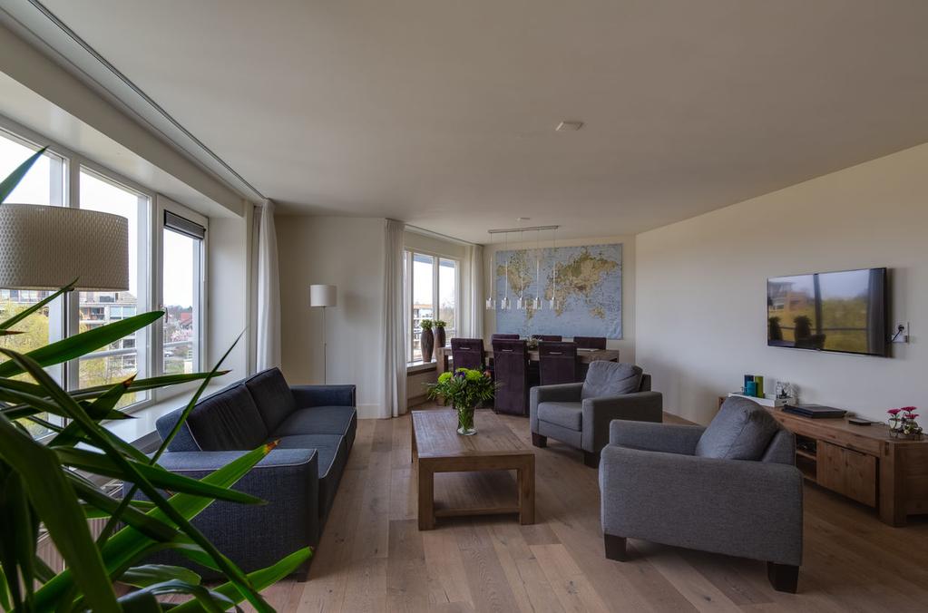 Ligging en indeling 3e Verdieping: hal met videofooninstallatie, meterkast, balkon, moderne badkamer met inloopdouche, wastafelmeubel en designradiator, apart (zwevend)