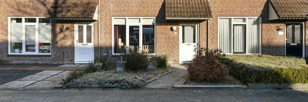 Open keuken met een eigentijdse keukeninrichting in hoekopstelling voorzien van inbouwapparatuur. Achtertuin met een afsluitbare achterom, carport en toegang tot de berging.