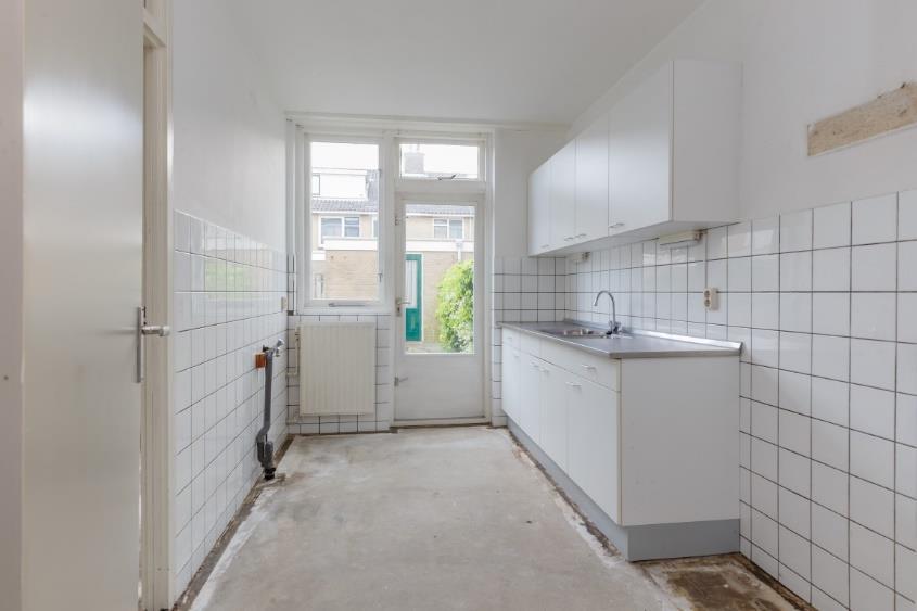 De keuken: De afsluitbare keuken bevindt zich aan de achterzijde van de woning.