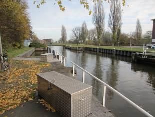 Zeeburgersluis Links: gezien in oostelijke richting en rechts: voormalige voorboezem rechts de Zeeburgersluis Het waterstaatkundige complex in de zuidoosthoek van het plangebied herinnert aan de