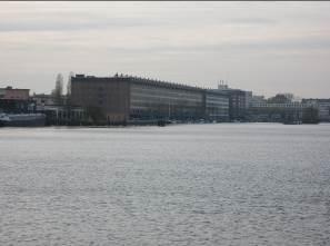 Het bijbehorende Pakhuis Koning Willem I, Cruquiusweg 31-33, is verbouwd om het Internationaal Instituut voor Sociale Geschiedenis te huisvesten, waarbij het oorspronkelijke gebouw in de structuur