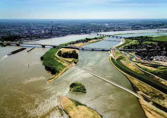 Goed dat hoogwaterbescherming bij ons veel aandacht krijgt, en dat het mogelijk bleek voor een aantal visionaire Rijkswaterstaters om vroegtijdig budget te vinden voor onderzoek naar de haalbaarheid