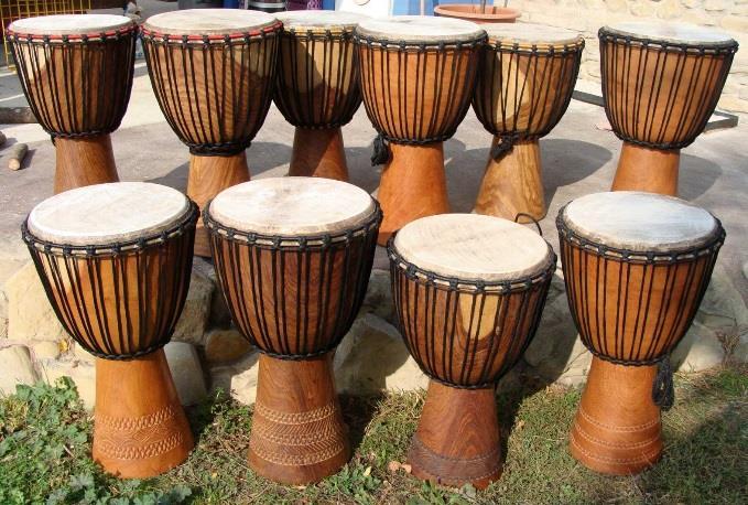 Maandag 15 januari Djembé (voor de kinderen van groep 3,4 en 5) Kosten 15 euro 15.45-16.30 uur Aula Djembé Heb jij zin om je eens lekker uit te leven op een echte djembe-trommel?