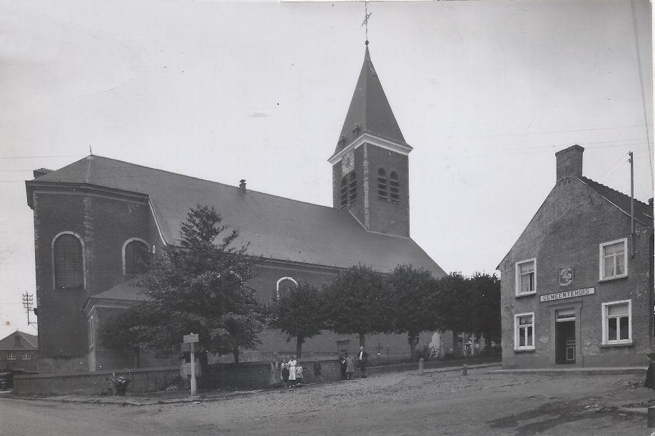 Otegem Zwevegem : Vrijheidsboom Otegem Plaats In Otegem, deelgemeente van Zwevegem, werd in 1922 een monument geplaatst, oost van de kerk.