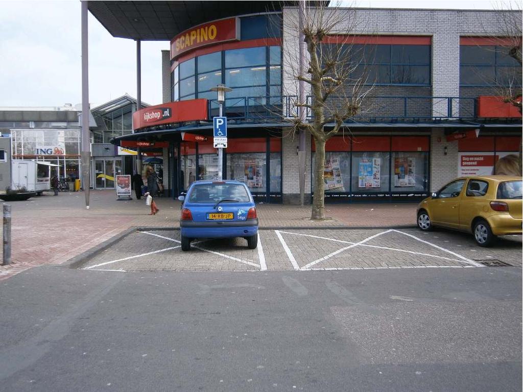 Deze parkeerplaatsen hebben de vaak afmeting van een gewone parkeerplaats omdat het gaat om mensen die niet rolstoelgebonden zijn.