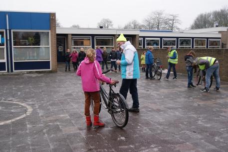 Aan de hand van een checklist (zie ook handleiding fietscontrole website VVN) worden de fietsen in samenwerking met Stadstoezicht en/of de plaatselijke politie gecontroleerd of de fietsen overdag en