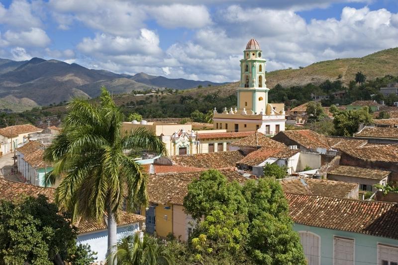 Dag 7 Cienfuegos - Trinidad Op weg naar Trinidad rijd je door valleien en over vlaktes, langs suikerplantages en dorpjes. Je komt aan in een levendig stadje waar de tijd stil lijkt hebben gestaan.