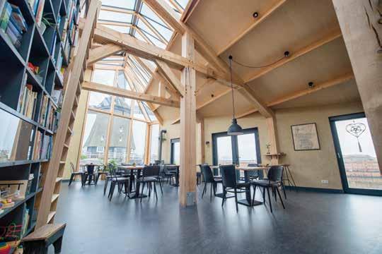 Een monument is eigendom van de tijd Keuken met het gaande werk in de overgang naar de woonkamer.