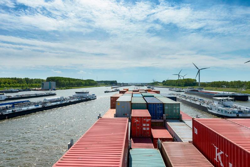 Tineke Dijkstra Binnenvaartcontainerschip varend van Duitsland naar de haven van Antwerpen. Corridorgerichte aanpak Door toenemende welvaart ontstaat er druk op het goederenvervoer.