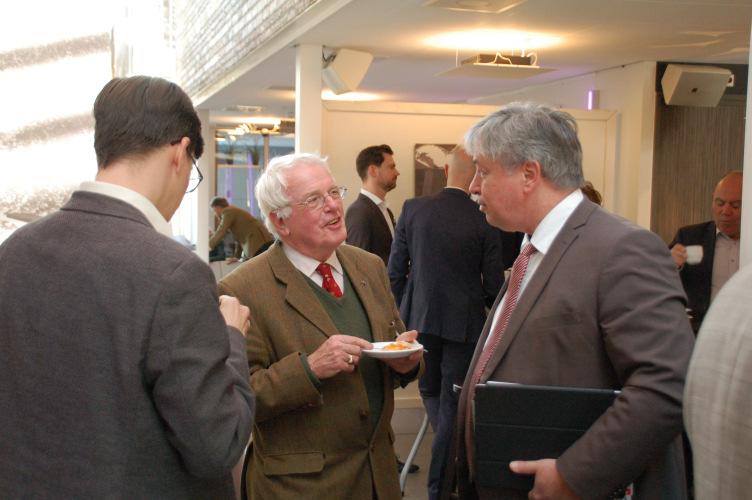 JAARVERGADERING VERENIGING NEDERLANDSE RIVIERGEMEENTEN BESTUURLIJKE COMPLEXITEIT IN GEBIEDSONTWIKKELING MFC De Buun in Well (L) is het decor voor de Jaarvergadering 2019 van de Vereniging Nederlandse