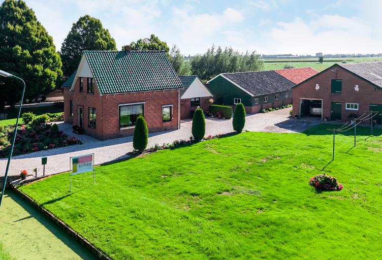 Net voorbij de poort van het Landgoed Linschoten, vooraan in de buurt, bereikt u deze woning welke opvalt door de groen geglazuurde dakpannen.