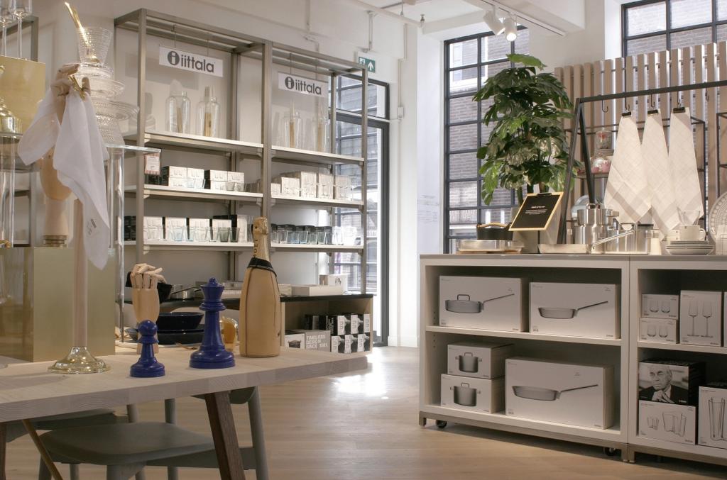 Naast de samenwerkingen met warenhuizen en speciaalzaken, heeft Iittala momenteel drie eigen winkels in Nederland, waaronder één outlet. Dat zijn er in het verleden een stuk meer geweest.